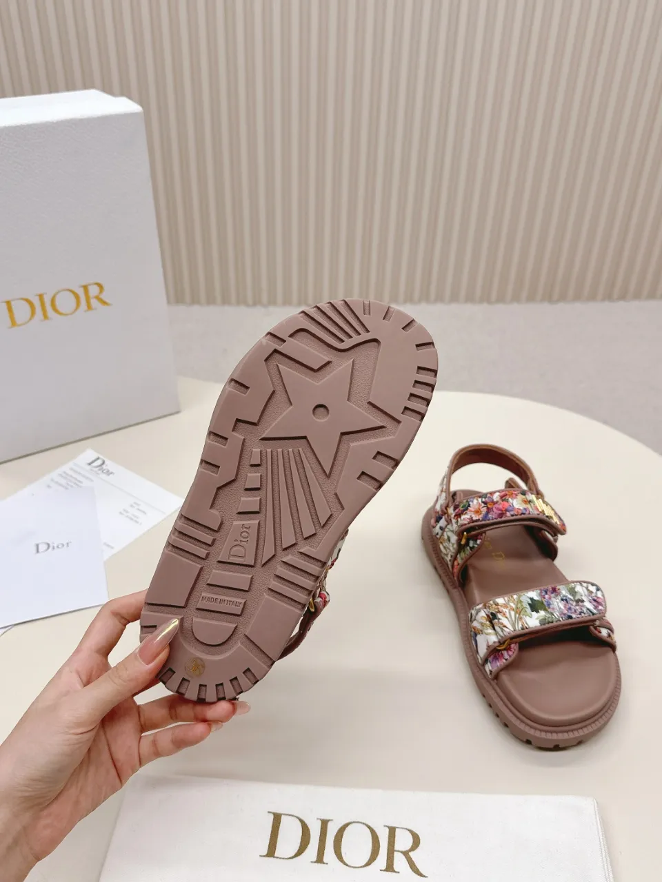 👟👟Ex-factory price 480👟👟 DIOR classic sandals mixed sheepskin DiorAct sandals are fashionable. Paired with an insole that fits the shape of your foot, it's made of exceptionally lightweight and comfortable leather. The upper straps are fastened with Velcro and are decorated with a gold-finish metal "Dior" logo, which complements the style design. These sandals add a modern edge to any look. Fabric: Imported mixed sheepskin Lining: Imported sheepskin Outsole: Original TPU outsole Code number: 35-42 (41 42 customized, non-refundable)